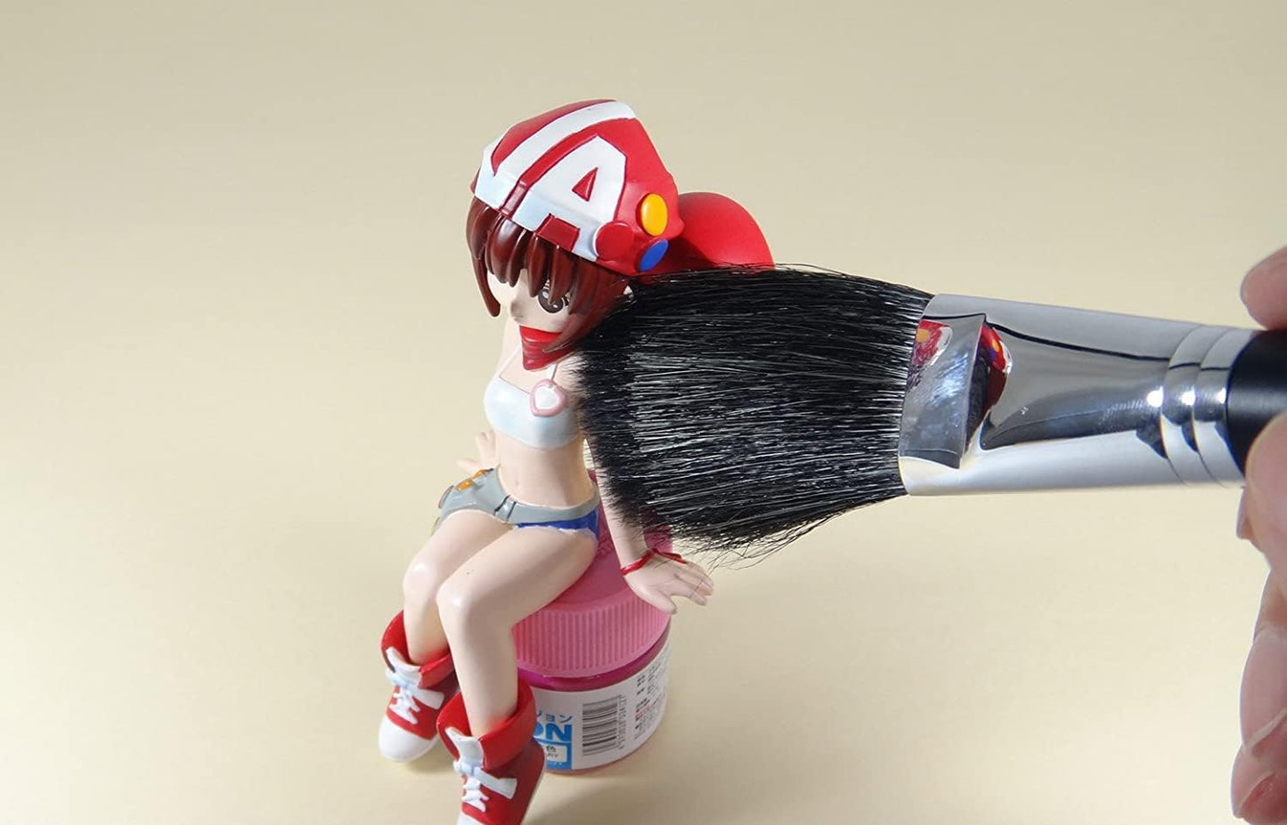 MB20 Cleaning-Anti Static Brush brushing miniature anime figure by Mr. Hobby