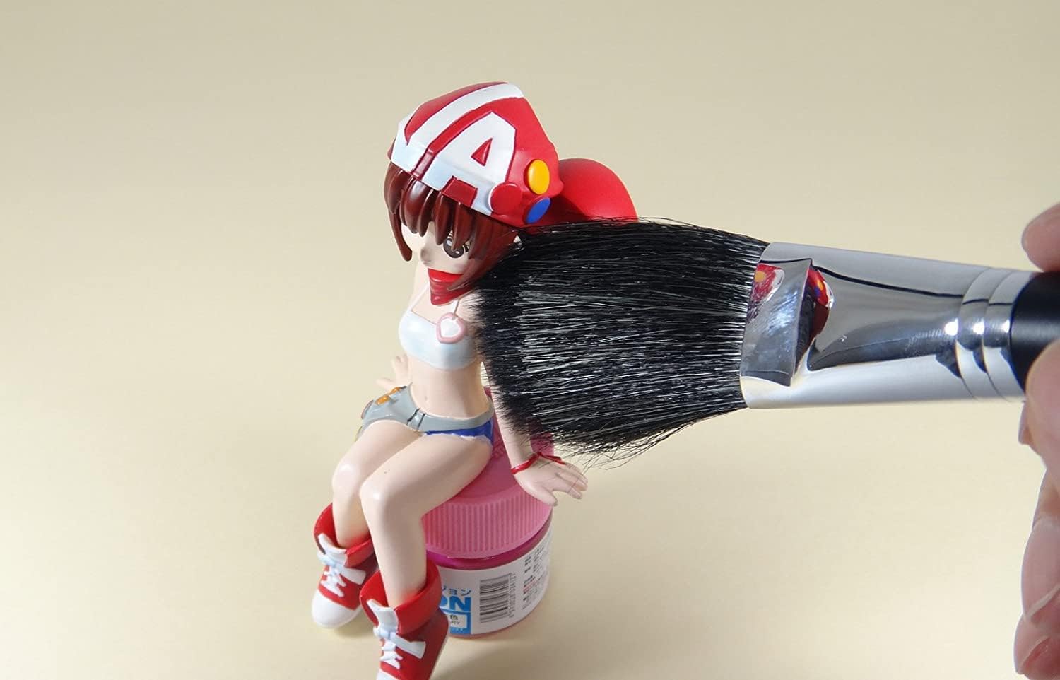 MB20 Cleaning-Anti Static Brush brushing miniature anime figure by Mr. Hobby